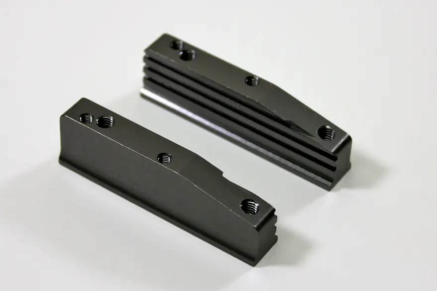 Team C Alu Engine Mount l/r 1:8 Comp. (T08655)